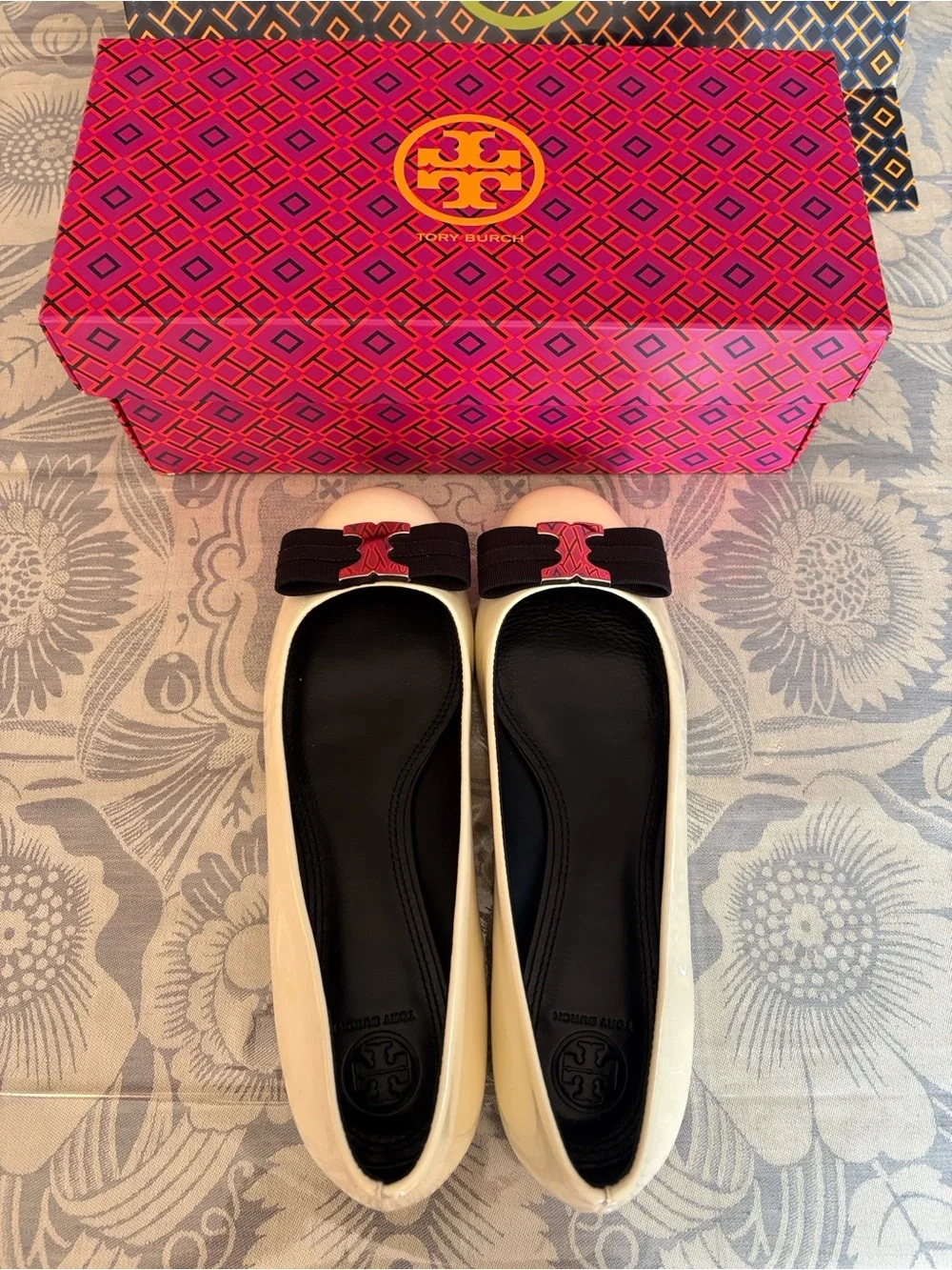Tory Burch Bleach/Black Gemini Link Bow low heel.